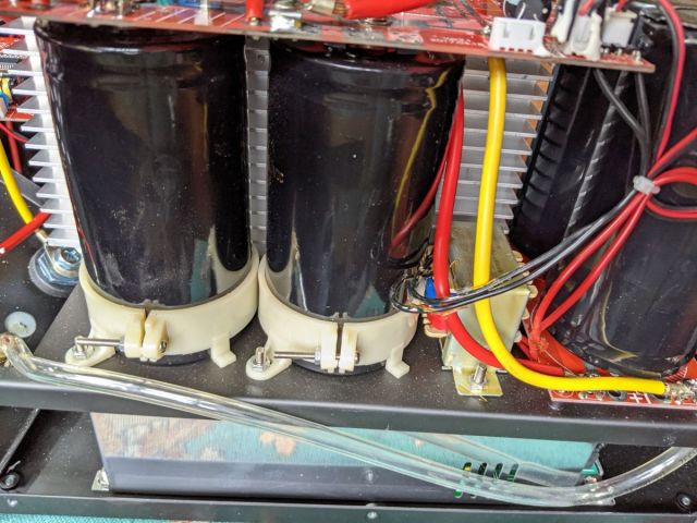 Блок итиания внизу под кондерами. Кондеры по 82000мкф.jpg